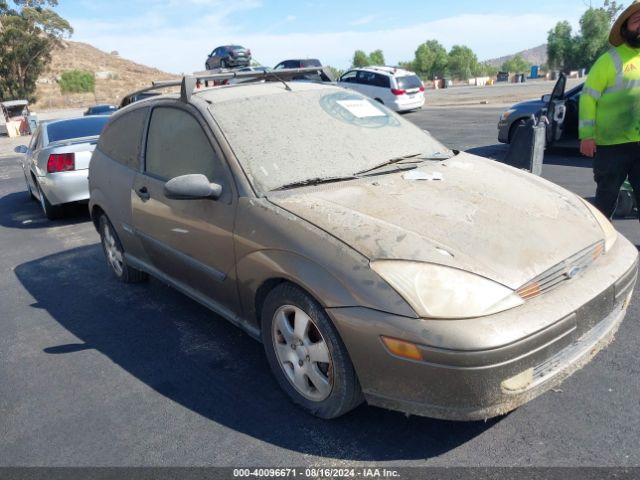 2000 FORD FOCUS Hatchback | 3FAFP3135YR242042