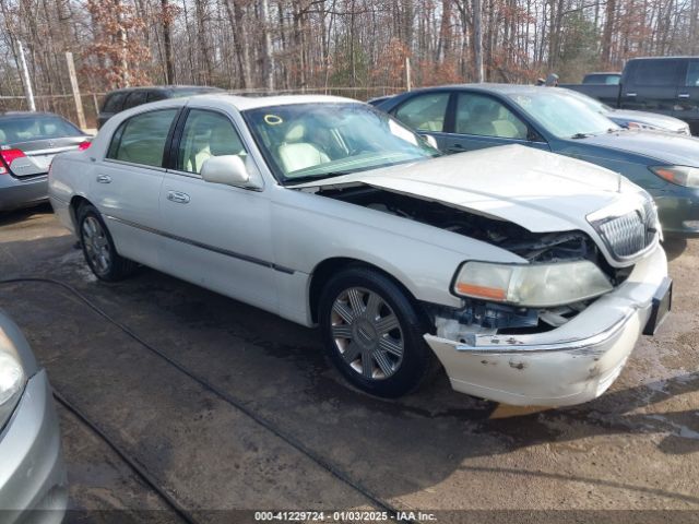  Salvage Lincoln Towncar