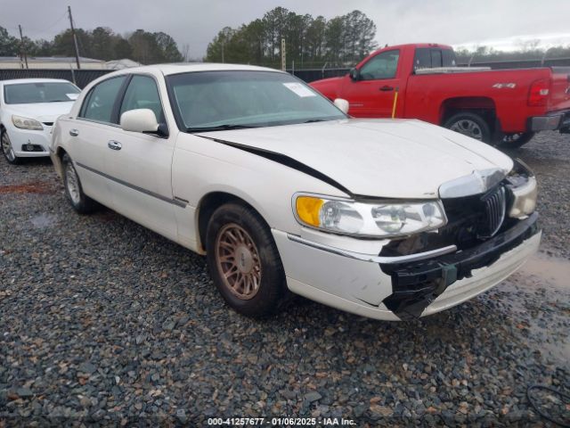  Salvage Lincoln Towncar