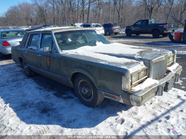  Salvage Lincoln Towncar