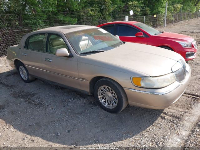  Salvage Lincoln Towncar