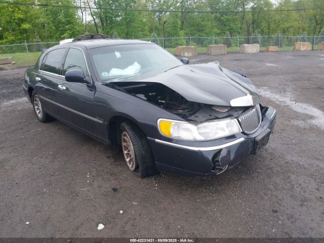  Salvage Lincoln Towncar