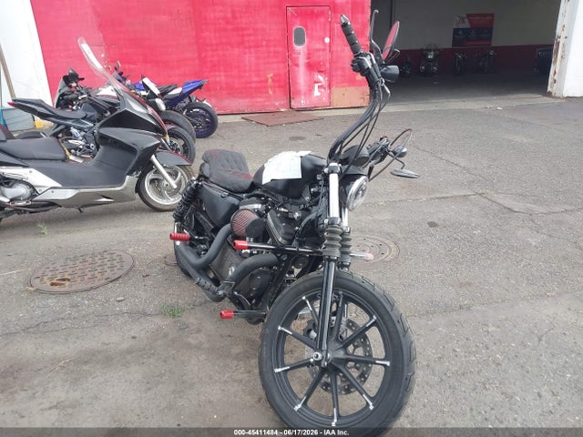 HARLEY-DAVIDSON XL883