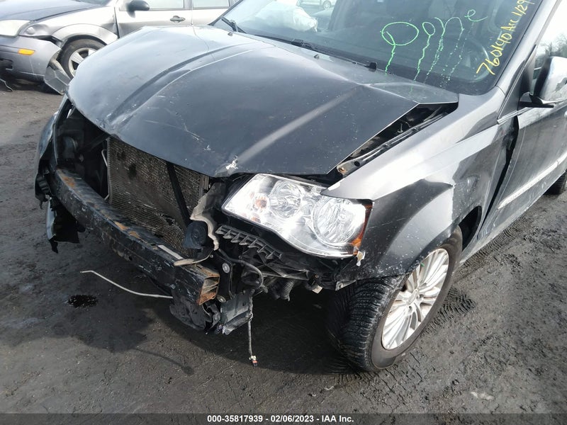 Chrysler Town & Country 2011г.