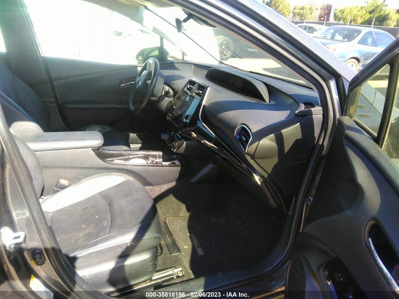 Toyota Prius 2017г.