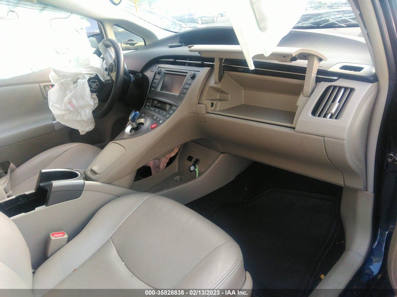 Toyota Prius 2015г.