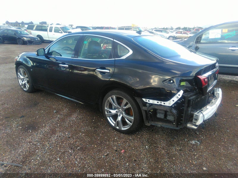 Infiniti Q70 2015г.