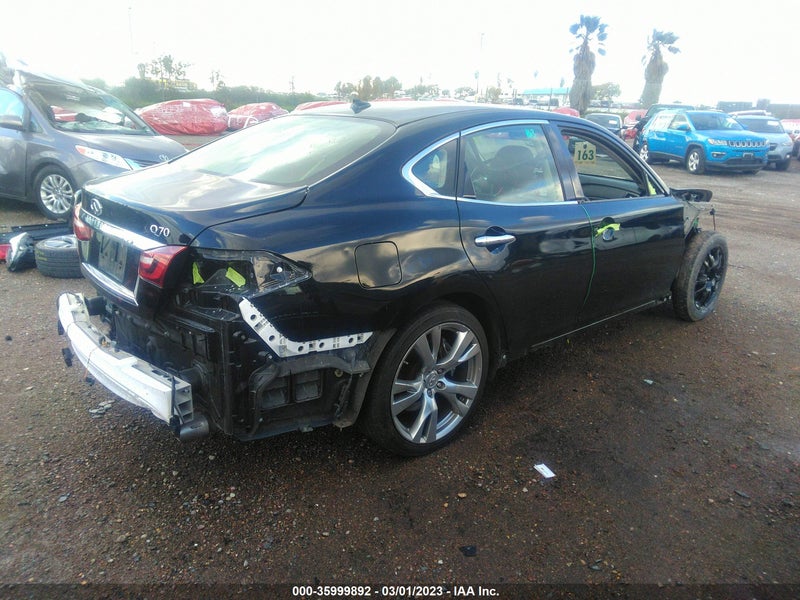 Infiniti Q70 2015г.