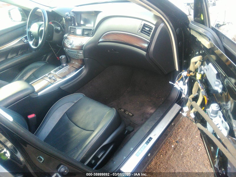 Infiniti Q70 2015г.
