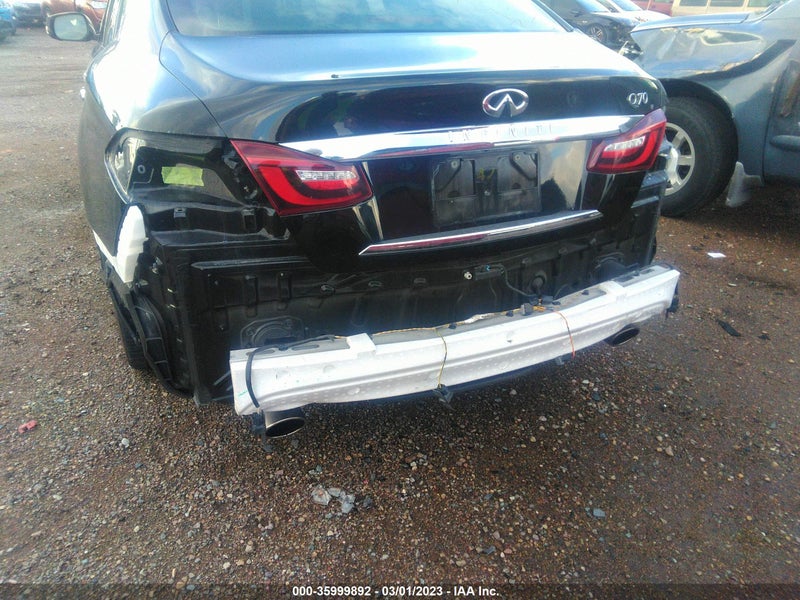 Infiniti Q70 2015г.