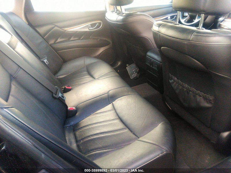 Infiniti Q70 2015г.