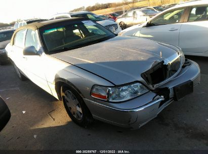 Salvage 2004 LINCOLN TOWN CAR - Small image.